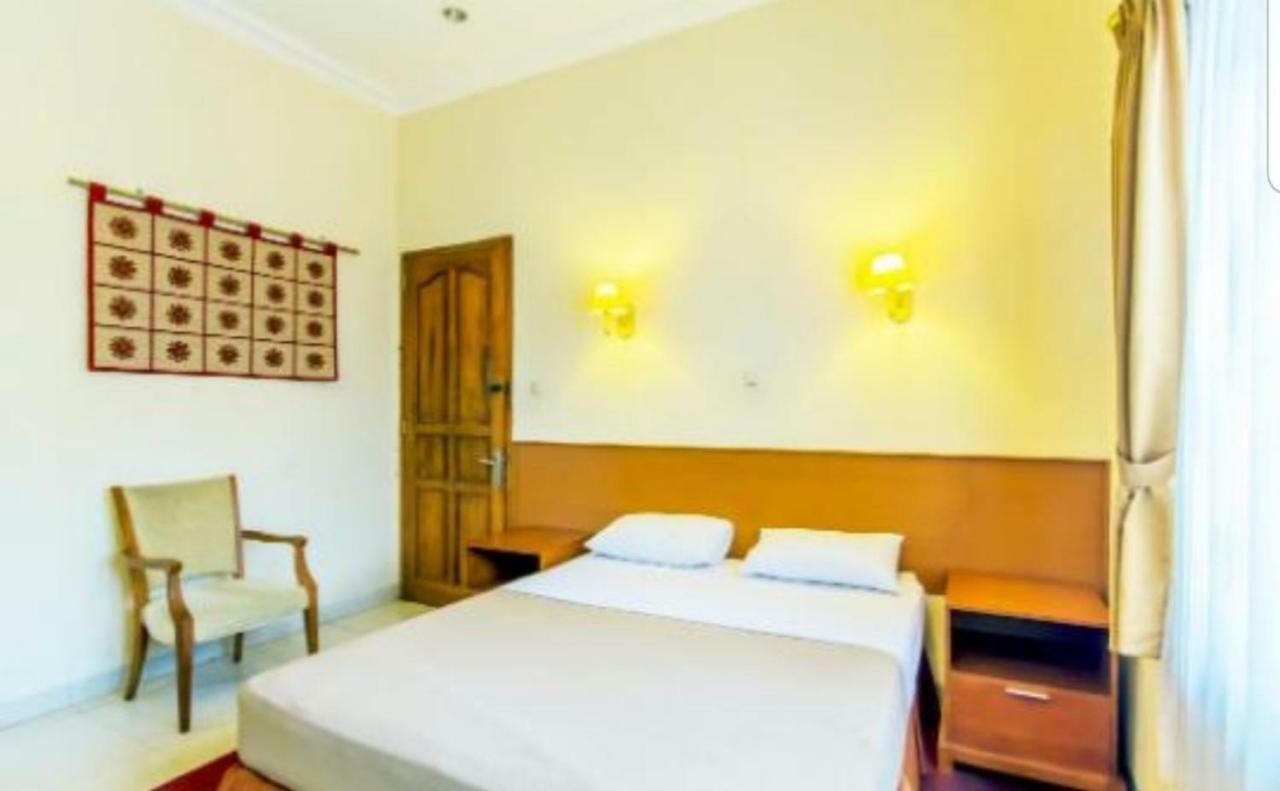 Puri Bernadi Guest House Lembang Extérieur photo