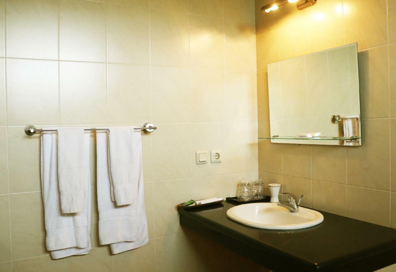 Puri Bernadi Guest House Lembang Extérieur photo