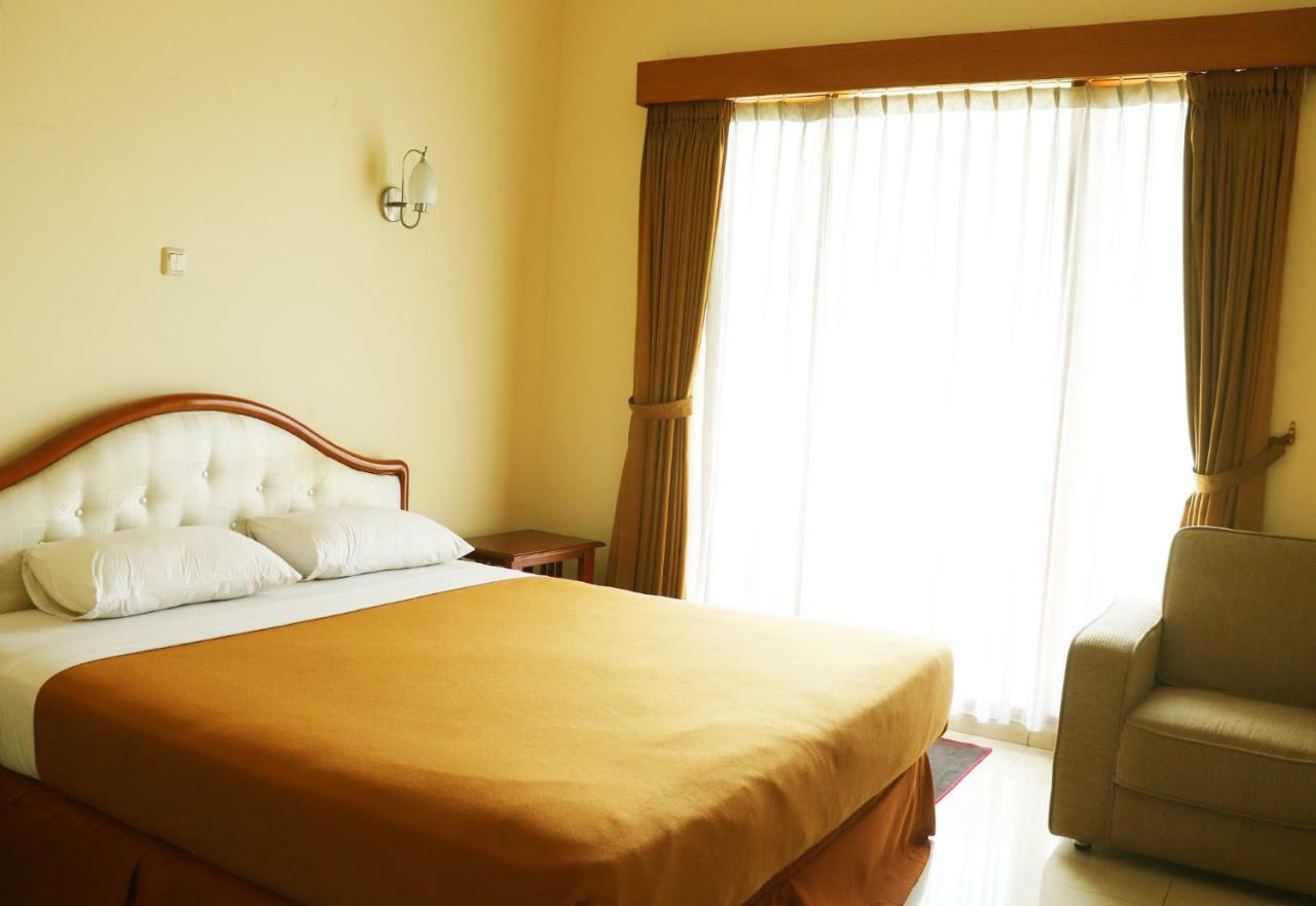 Puri Bernadi Guest House Lembang Extérieur photo
