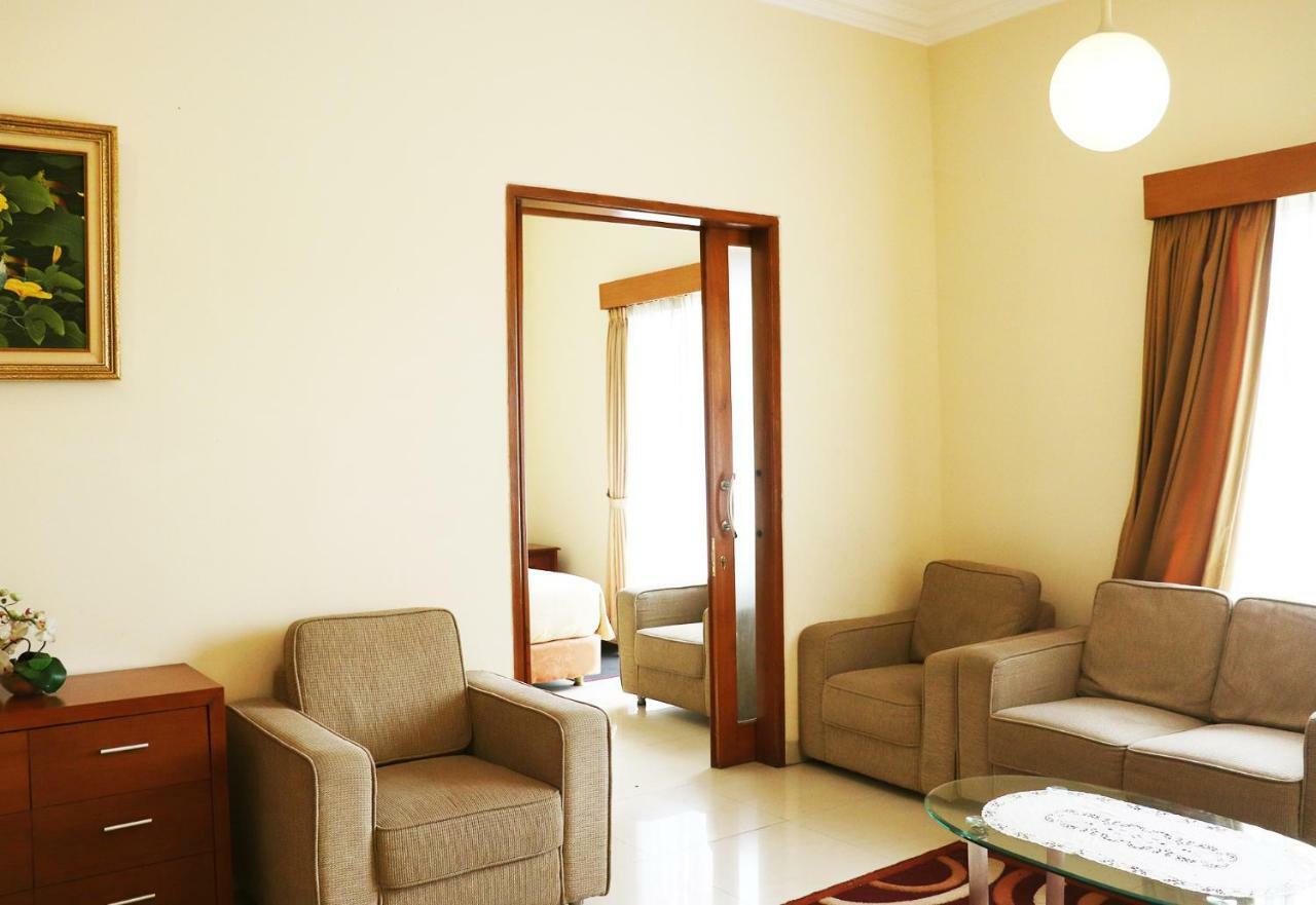 Puri Bernadi Guest House Lembang Extérieur photo